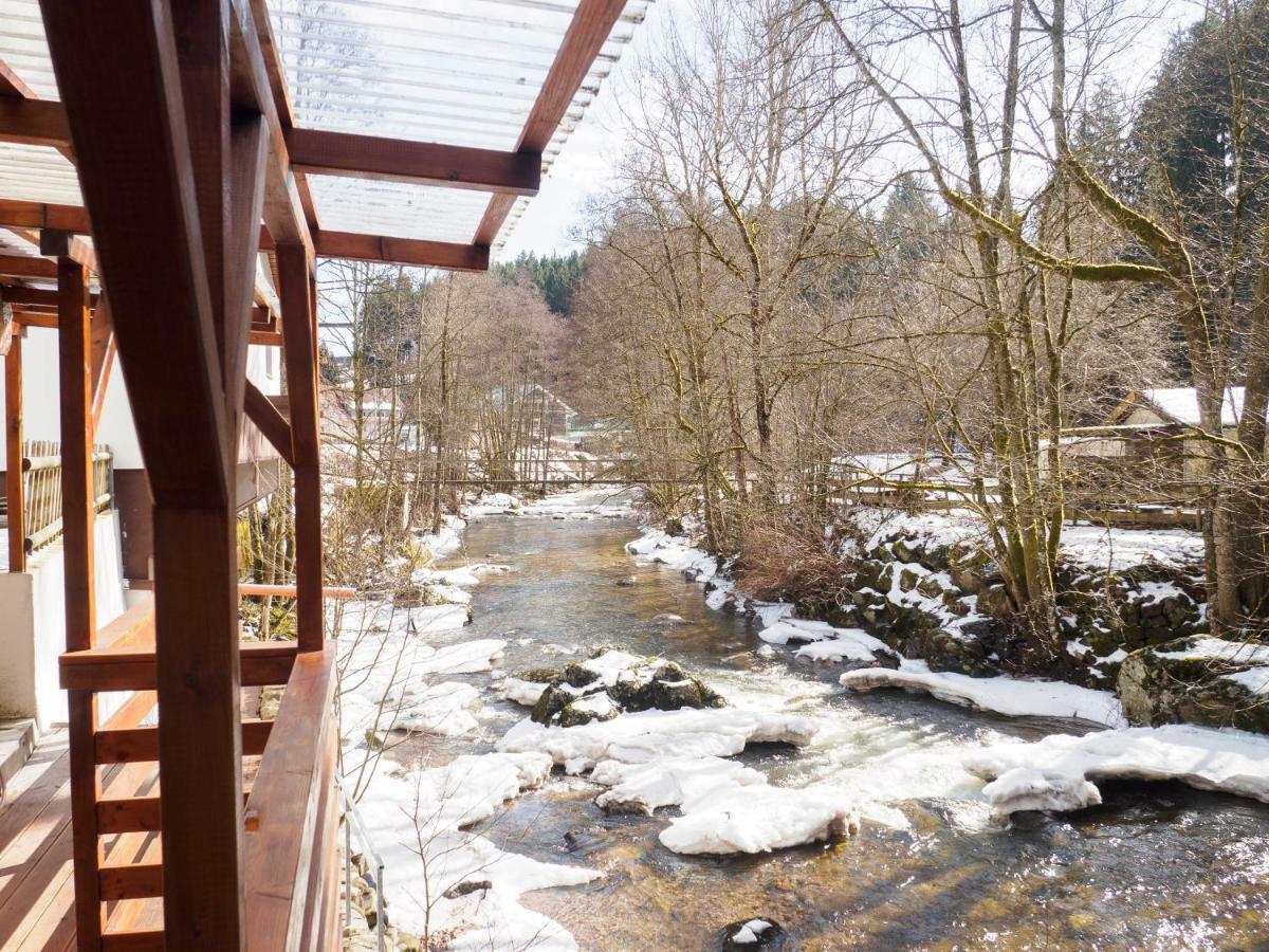 Apartamento Haus Am Fluss Baiersbronn Exterior foto